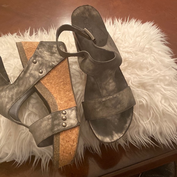 Cute pewter sandals!! - Picture 1 of 6